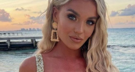 مولي سميث تستعرض جسدها العاري على شاطئ البحر